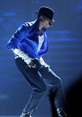 Chris Brown pays tribute to Michael Jackson at the 2010 BET Awards