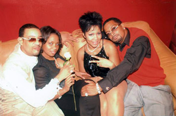 Deelishis inthe club with her brother, a friend and her new man