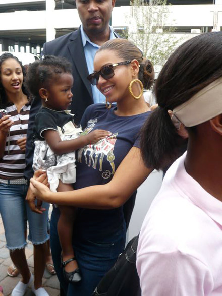 Beyonce cradling a a baby girl on voting line in Florida