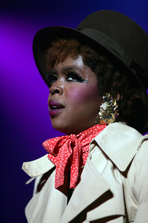 Lauryn Hill in trenchcoat