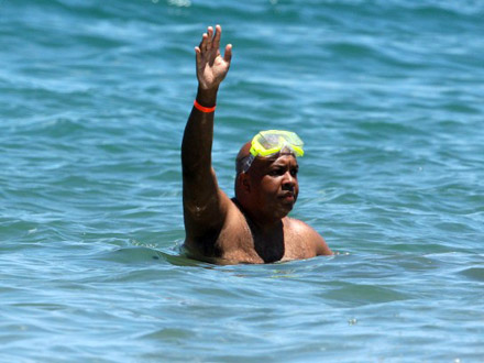Rev Run takes a dip at the beach