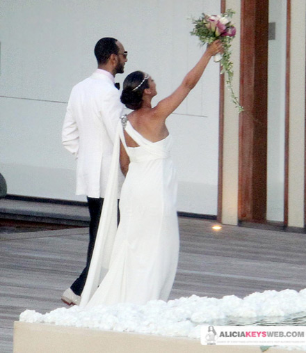 Alicia Keys and Swizz Beatz, Alicia holding up her bouquet.