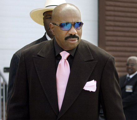 Bernie Mac funeral - Steve Harvey in cool out shades