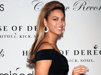 Beyonce and a creepy hand reaches for a fondle