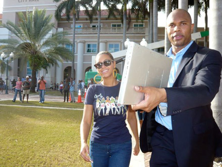 Beyonce visits voters waiting on line in Florida