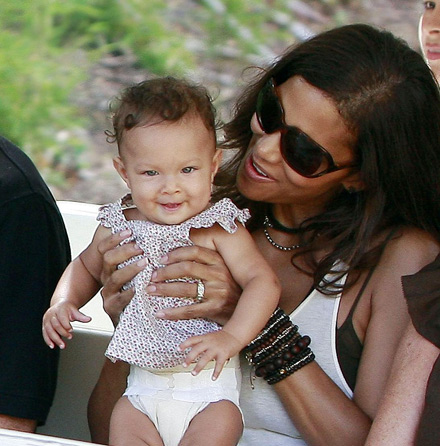 Halle Berry holds up Nahla Aubry for the world to see