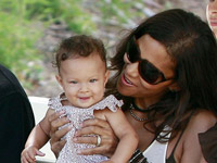Halle Berry holds up Nahla Aubry for the world to see