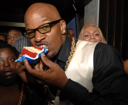  Jamie Foxx 40th Birthday  - Cake feeding