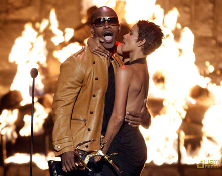 Halle Berry and Jamie Foxx kiss at Spike TV awards