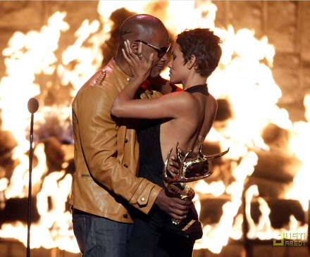 Halle Berry and Jamie Foxx kiss at Spike TV awards