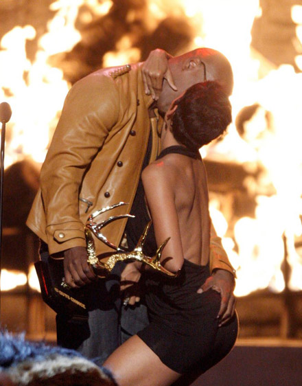 Halle Berry and Jamie Foxx kiss at Spike TV awards