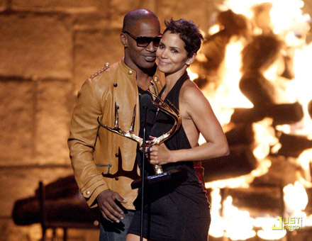 Halle Berry and Jamie Foxx kiss at Spike TV awards