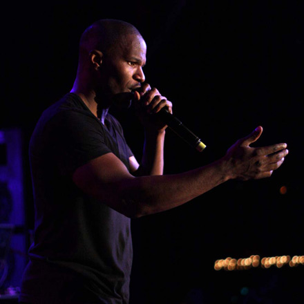 Jamie Foxx in a plain black t-shirt