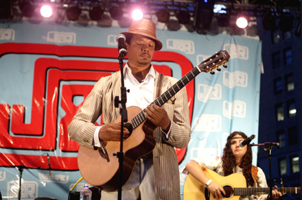 J&R Musicworld MusicFest 2008 - Terrence Howard plays guitar