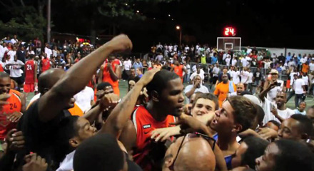 Kevin Durant gets mobbed at Rucker Park