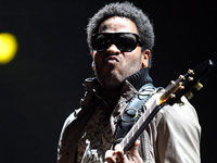 Lenny Kravitz puts a hurtin on a guitar