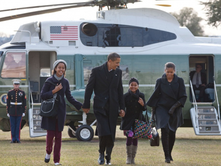 The Obamas step off Marine One returning from Hawaiian vacation