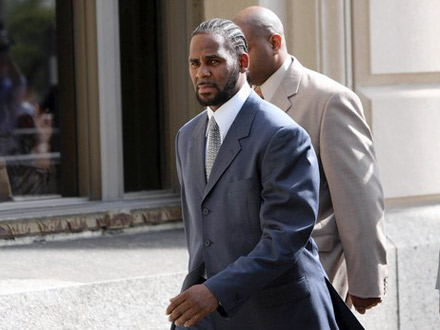R. Kelly leaves court house