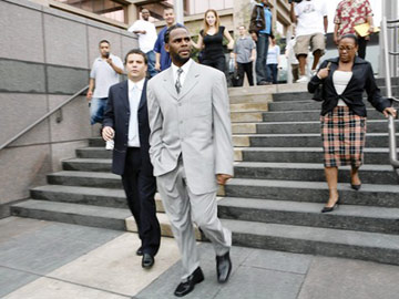 R. Kelly Leaves Cook County Criminal Court