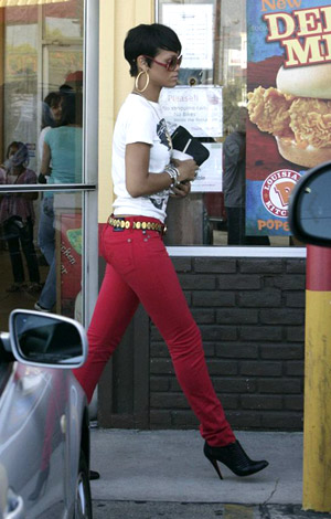 Rihanna leaving Popeyes with a soda