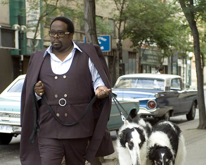 Talk to me - Cedric the Entertainer walking the dogs
