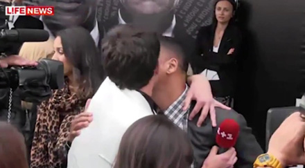 Will Smith gets a kiss <br />
from a reporter at Men in Black 3 premiere